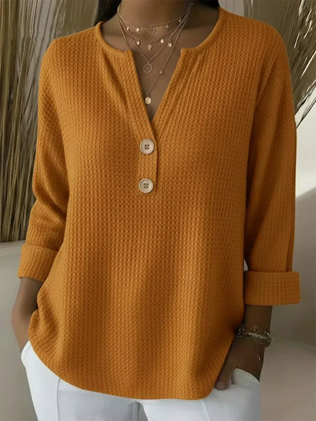 Lucia | Camiseta Henley Gofrada con Botones